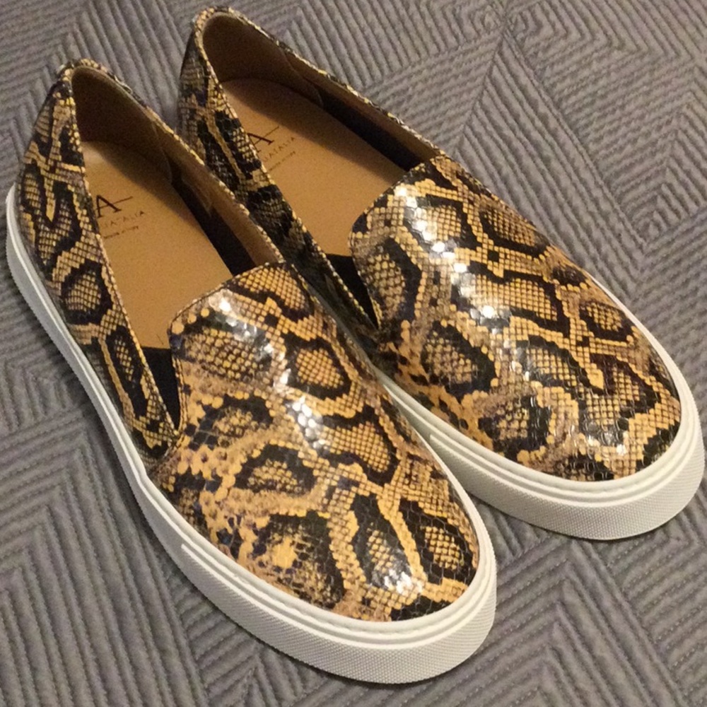 Aquatalia size 8.5 black and tan snake embossed leather sneakers for women